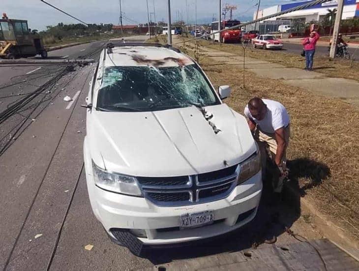 Se desploma poste sobre vehículos en movimiento en Coatzacoalcos; 7 lesionados