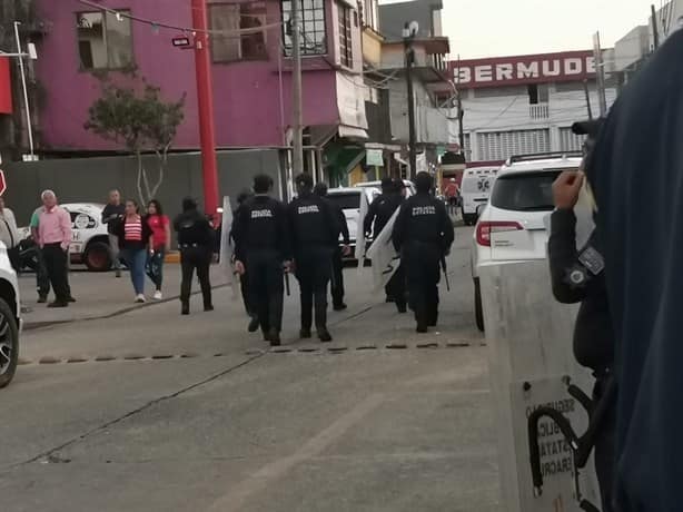 Impiden acceso a manifestantes y a algunos medios de comunicación en informe de alcaldesa de Nanchital | VIDEO