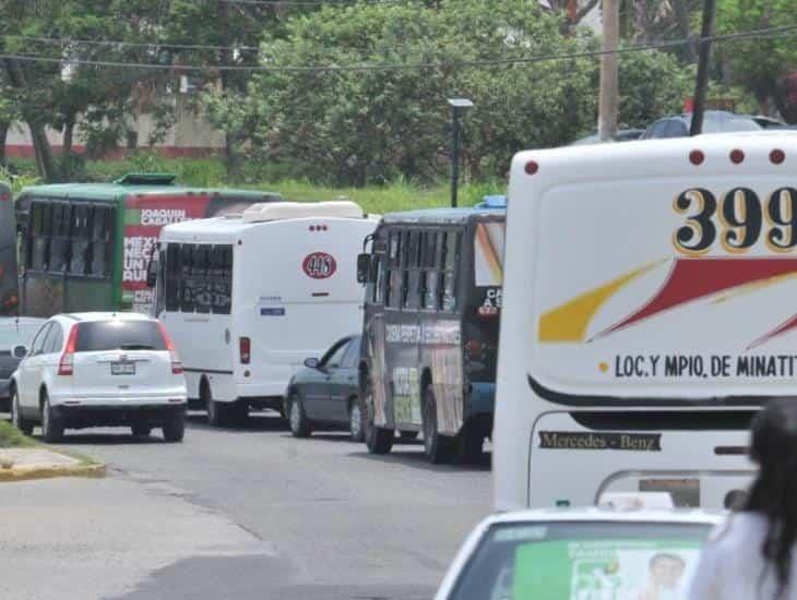 Atraco en urbano de Coatzacoalcos; le roban su celular y la cartera a pasajero