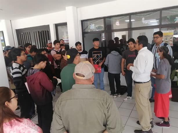 Militares dejan plantados a jóvenes que tramitaban su Cartilla Militar en Coatzacoalcos | VIDEO
