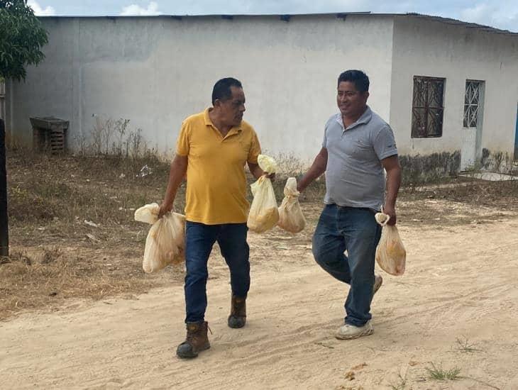 En Cosoleacaque regalaron pollos para la cena de Navidad