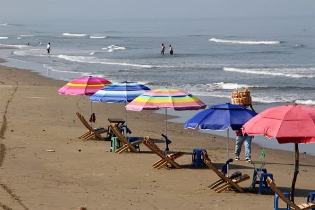 Locales y turistas aprovechan el sol para refrescarse en la playa de Coatzacoalcos