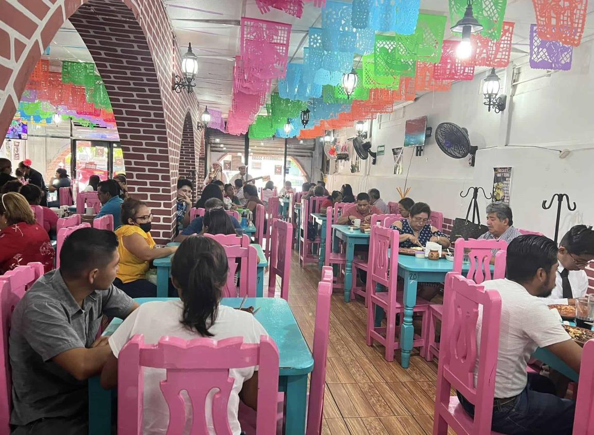 Buffet de antojitos oaxaqueños en Coatzacoalcos; amplían horario de servicio
