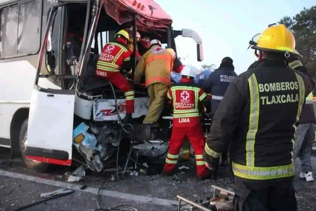 Autobús procedente de Catemaco sufre aparatoso accidente en Tlaxcala; un muerto y 20 lesionados