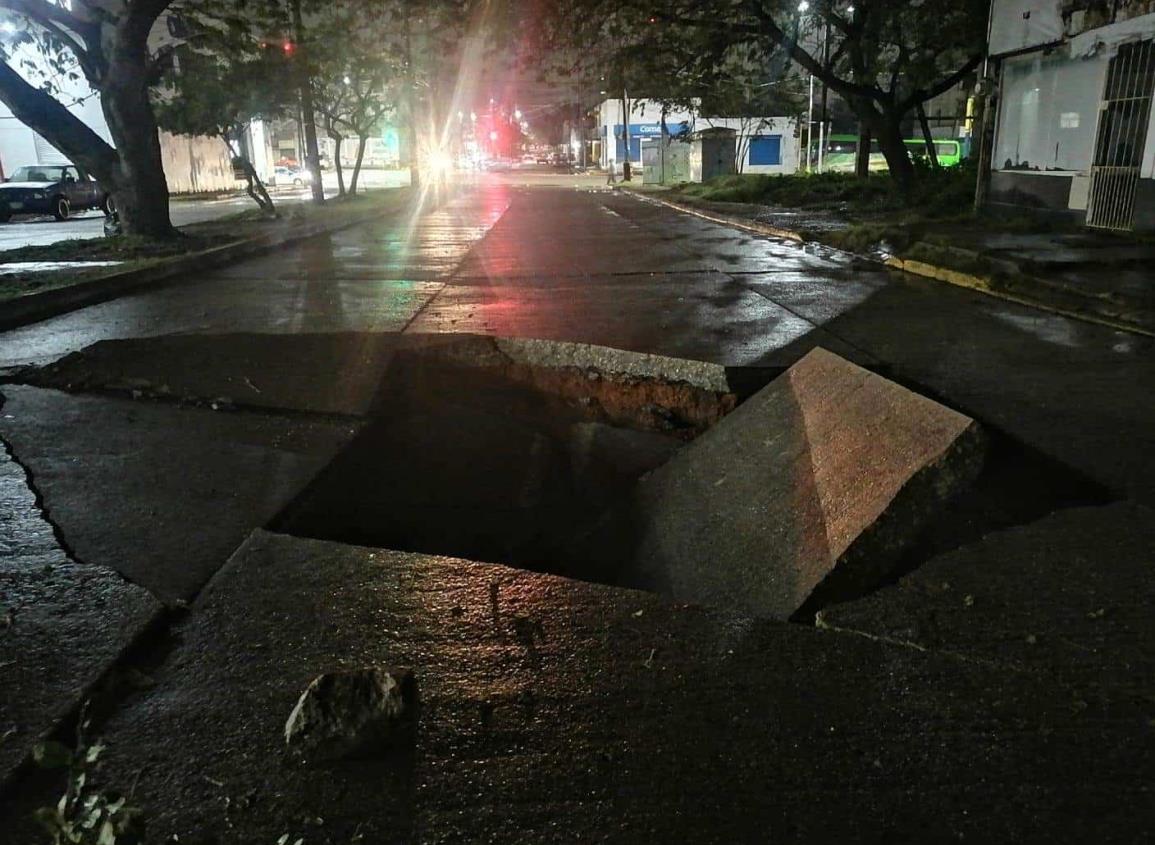 Se forma enorme socavón y cierran circulación en esta avenida de Coatzacoalcos | VIDEO