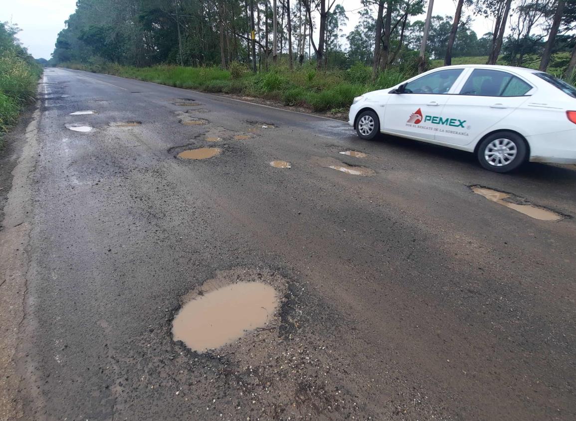 Por falta de mantenimiento, carretera Paralelo-Las Choapas se encuentra en muy malas condiciones