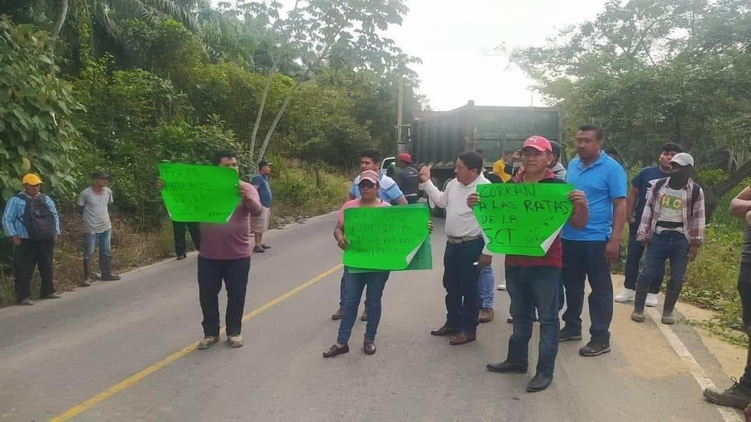 Acusan mala calidad de obra y bloquean carretera Hidalgotitlán-Minatitlán