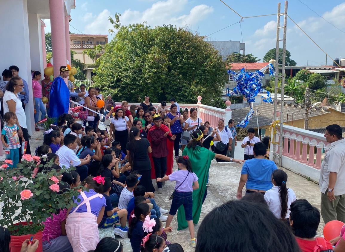 Católicos de villa Cuichapa celebraron a los pequeños este Día de Reyes Magos