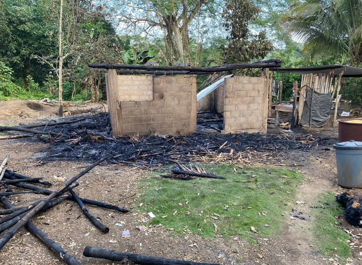 Familia en comunidad de Acayucan lo pierde todo tras incendio en su vivienda, piden apoyo | VIDEO
