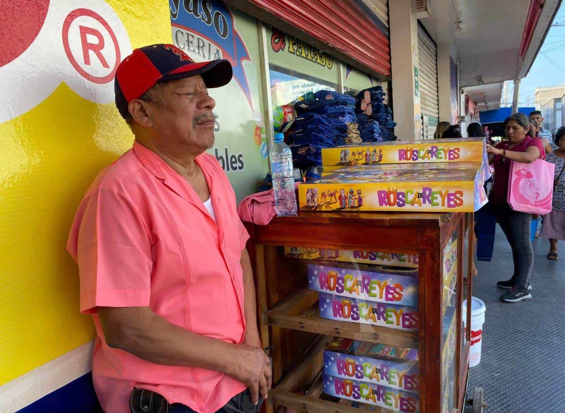 Pese a su estado de salud, don Lázaro sigue produciendo Roscas de Reyes en Acayucan | VIDEO