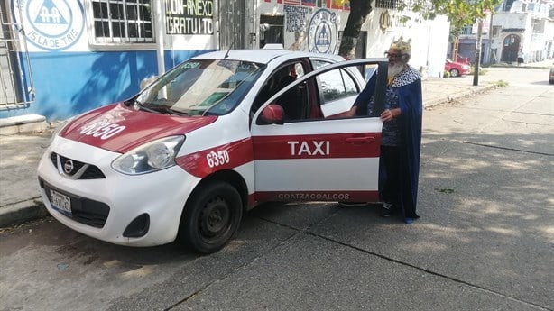 Los Reyes Magos viajan en taxi en Coatzacoalcos para alegrar a los niños | VIDEO