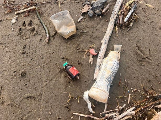 Ya no hay conchitas en la playa de Coatzacoalcos, ahora hay microplásticos