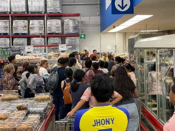 Así se pelearon por Roscas de Reyes en una tienda de Coatzacoalcos | FOTOS