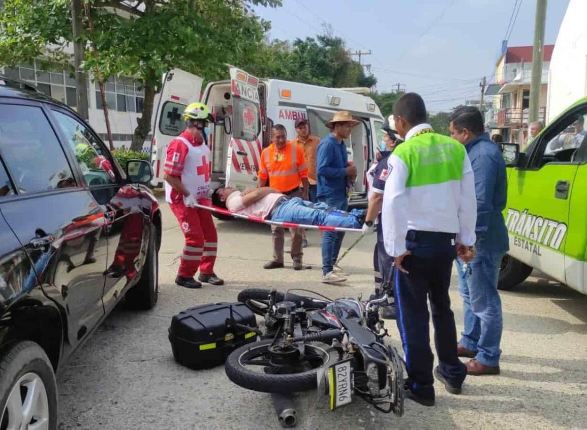 Mandan al hospital a motociclista tras accidente en Coatzacoalcos