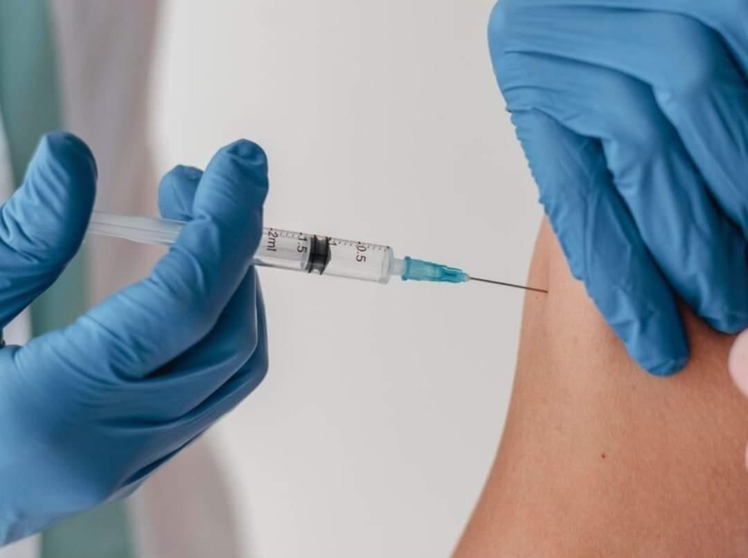 Aplican vacuna contra el Covid-19 en mercado de Nanchital