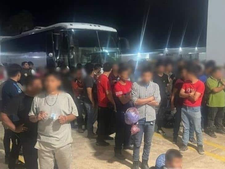 Hacinados en un autobús hallan a 182 migrantes en carretera del sur de Veracruz