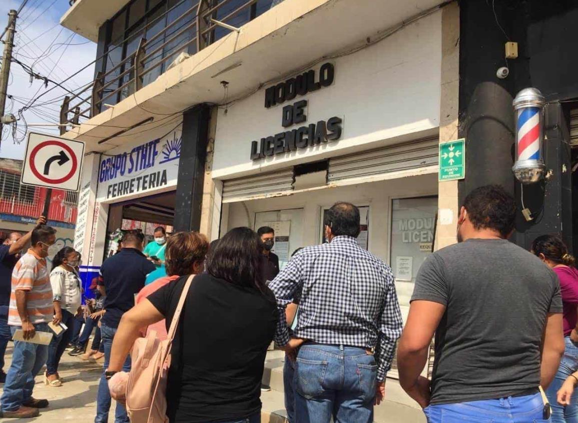 Largas filas en módulo de licencias de Minatitlán