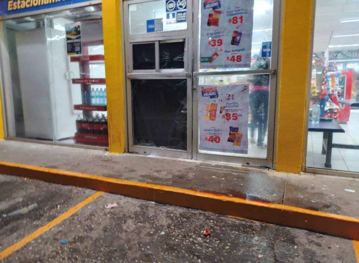 Al huir de asalto, hondureño causa daños en tienda de conveniencia de Coatzacoalcos