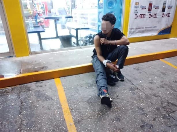 Al huir de asalto, hondureño causa daños en tienda de conveniencia de Coatzacoalcos