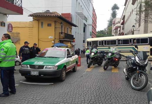 Taxi atropella a pareja de adultos en céntrica calle de Xalapa