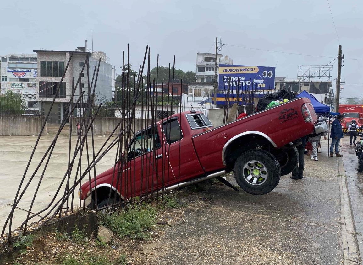 Familia de Chiapas que viajaba a bordo de su camioneta quedaron fuera del camino al quedarse sin frenos | VIDEO