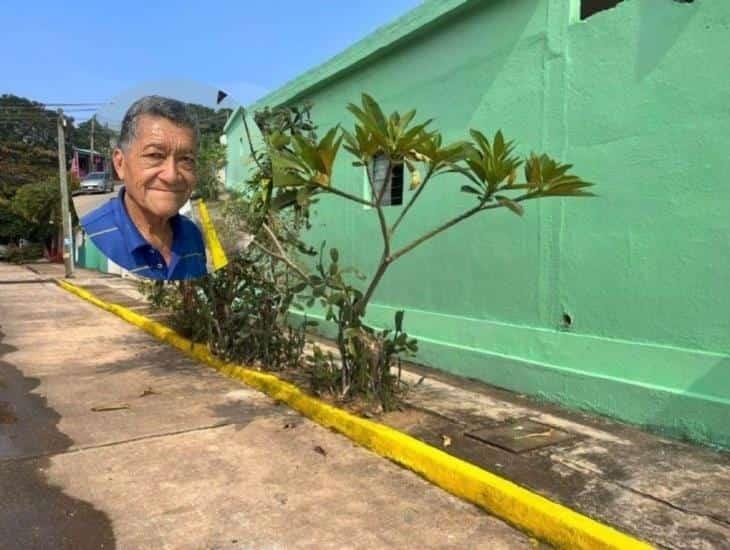 Él es el abuelito que con sus propios recursos mejora su colonia en Coatzacoalcos
