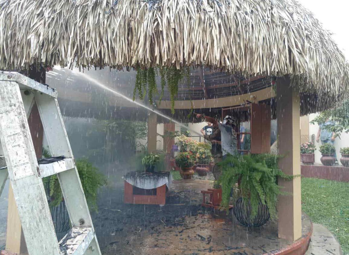 Se incendia palapa en residencia de Acayucan 