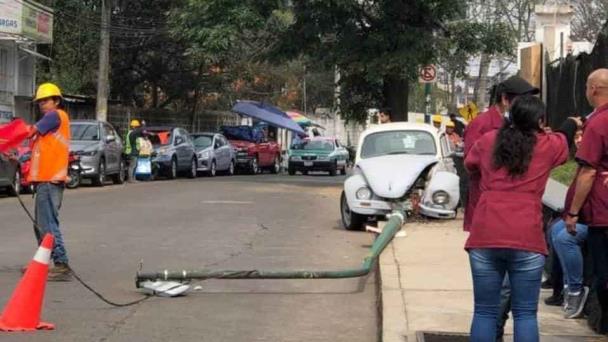 Adulto Mayor Pierde El Control De Su Auto Y Choca Contra Luminaria En