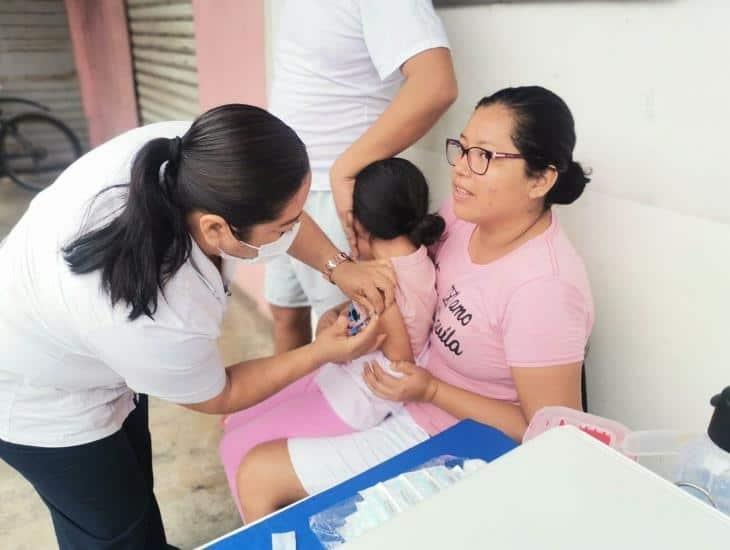 Ante incremento de enfermedades respiratorias, acuden a módulos de vacunación en Nanchital