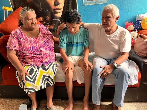Reciben con porras y aplausos a Huichín tras sobrevivir a ser arrollado en Coatzacoalcos | VIDEO