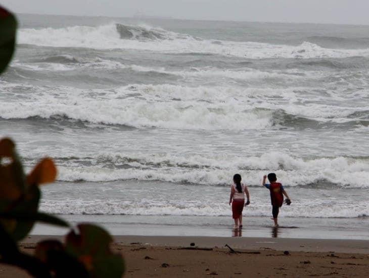 Familias desafían el fuerte oleaje e ingresaron a la playa en Coatzacoalcos