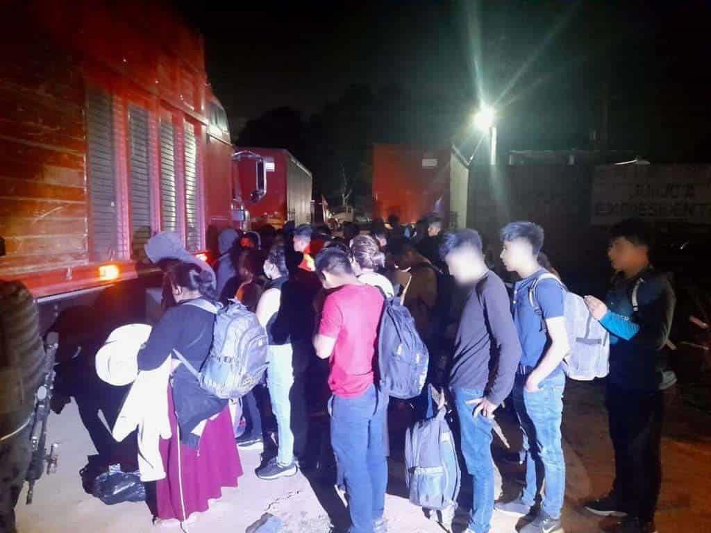 Más de 300 migrantes abandonados a media carretera en el sur de Veracruz