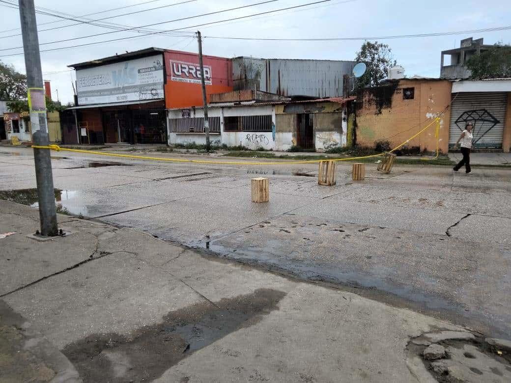 De nuevo bloquean avenida de Coatzacoalcos por acumulación de aguas negras