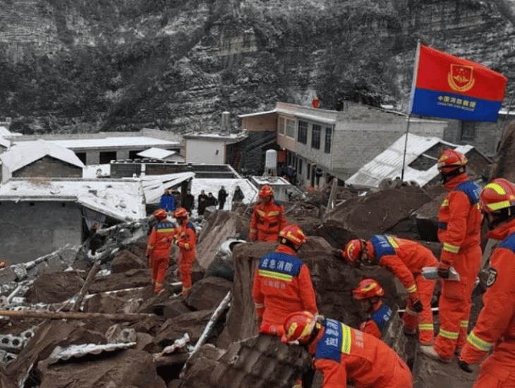 Derrumbe en China entierra a más de 40 personas y evacuan a otras de forma urgente