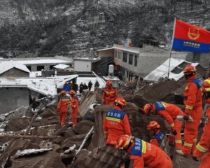 Derrumbe en China entierra a más de 40 personas y evacuan a otras de forma urgente