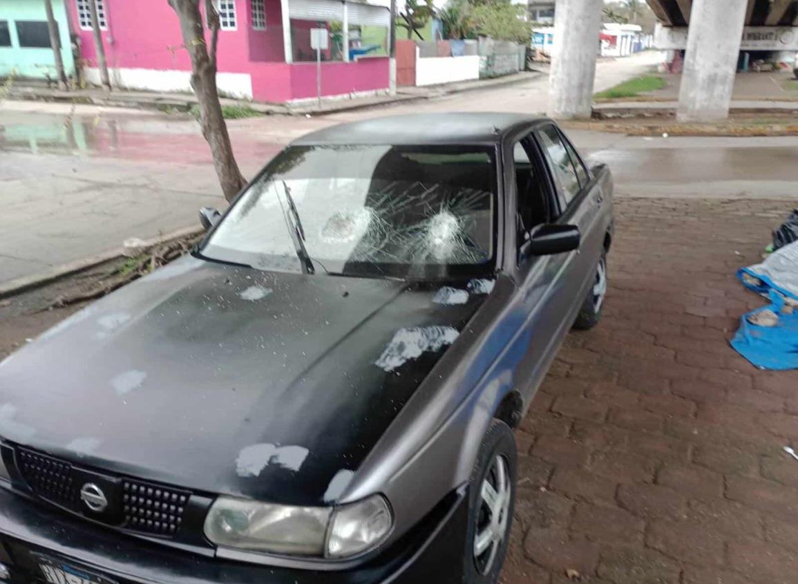 En represalia a vecinos, vandalizan auto debajo de puente en Coatzacoalcos