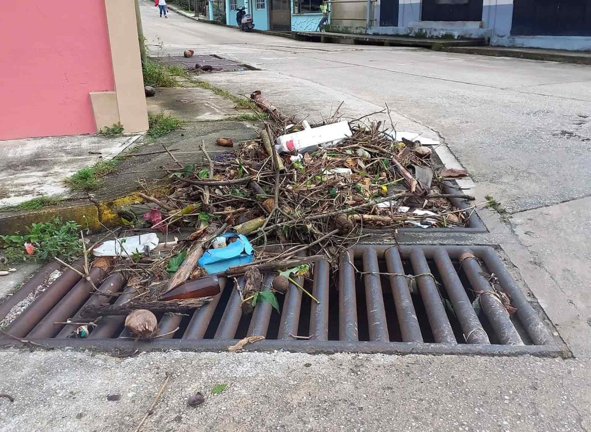 Basura acumulada en canales pluviales genera problemas a vecinos en Las Choapas