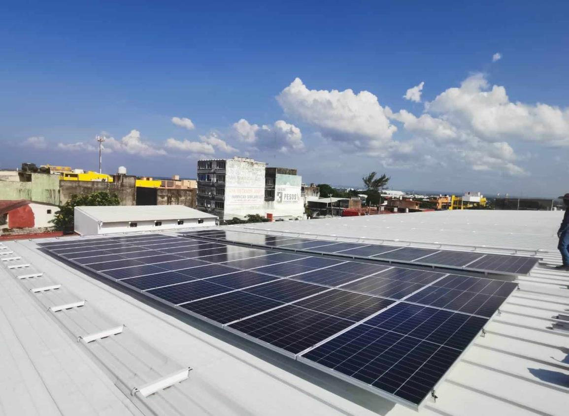 Preparan conexión de paneles solares en el Mercado Morelos