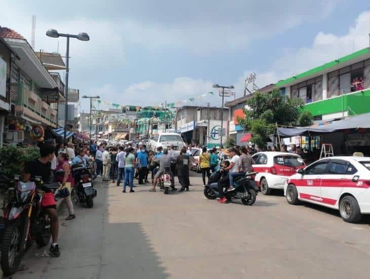 Tras acalorada discusión, profesores impiden aseguramiento de auto mal estacionado en Sayula