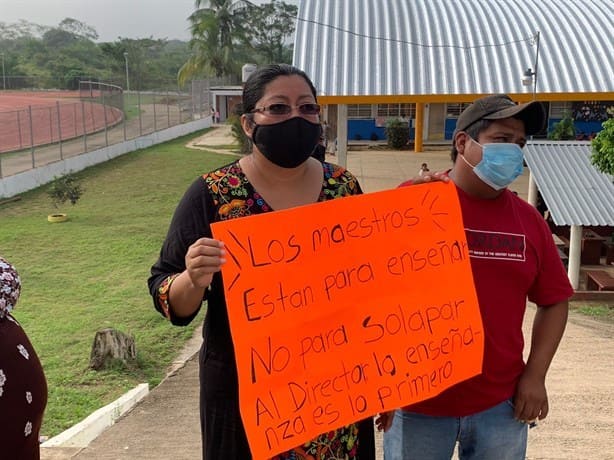 Protestan en primaria de Acayucan; padres acusan costos inflados en recursos de LEN | VIDEO