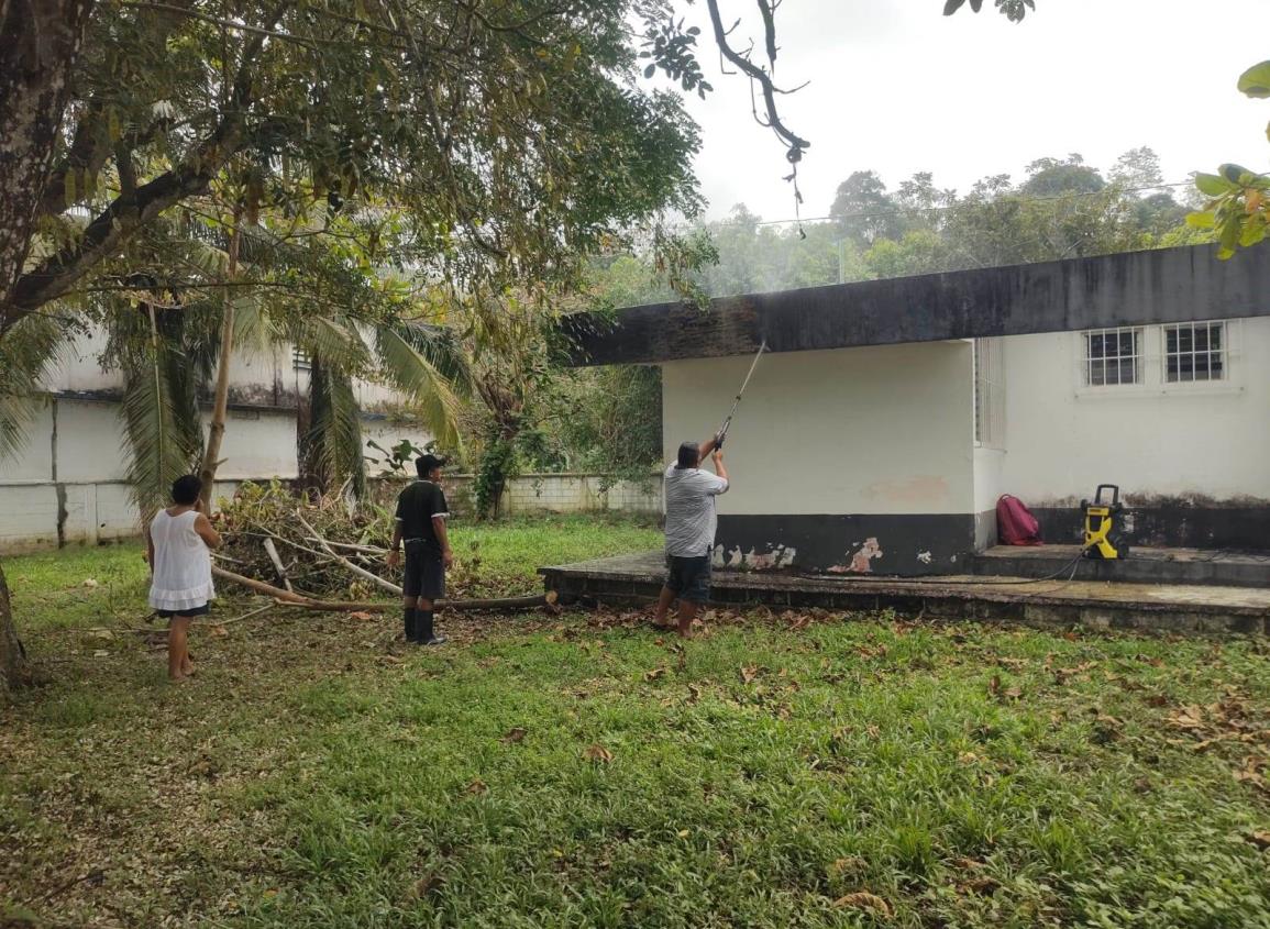 Se unen habitantes para limpieza del Centro de Salud de Villa Cuichapa