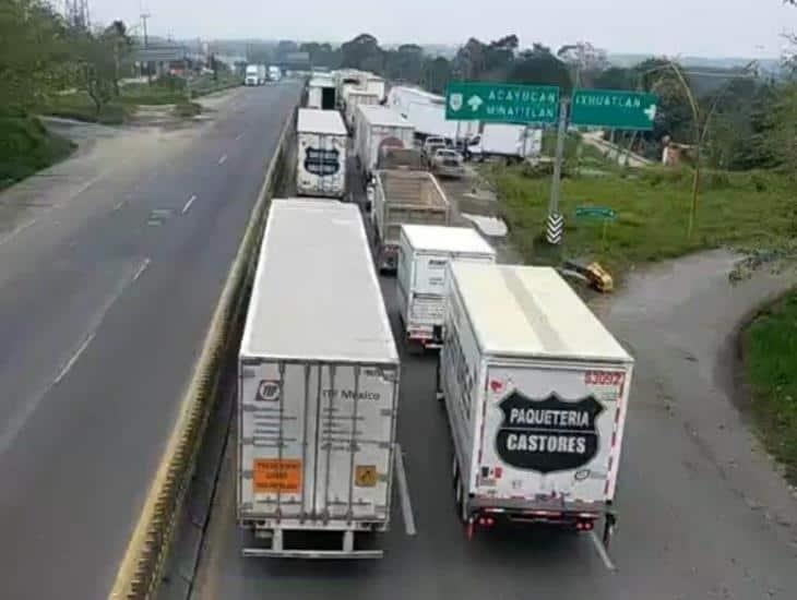Caos vial en la Nuevo Teapa-Minatitlán genera filas kilométricas este sábado