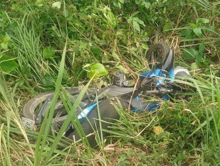 Motociclista entre la vida y la muerte tras fuerte accidente en la carretera Nanchital-Las Choapas