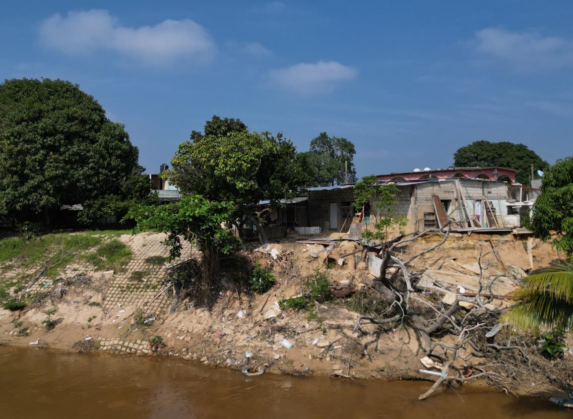 Se extiende erosión del río Agua Dulce a colonias; temen colapso de viviendas