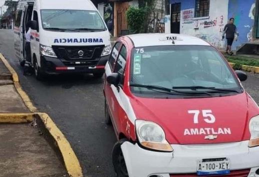 Madre e hija resultan lesionadas tras ser atropelladas por taxi en Amatlán
