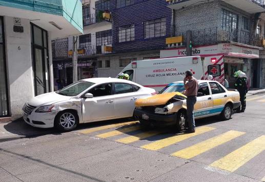 Taxi y auto protagonizan choque en calles de Córdoba
