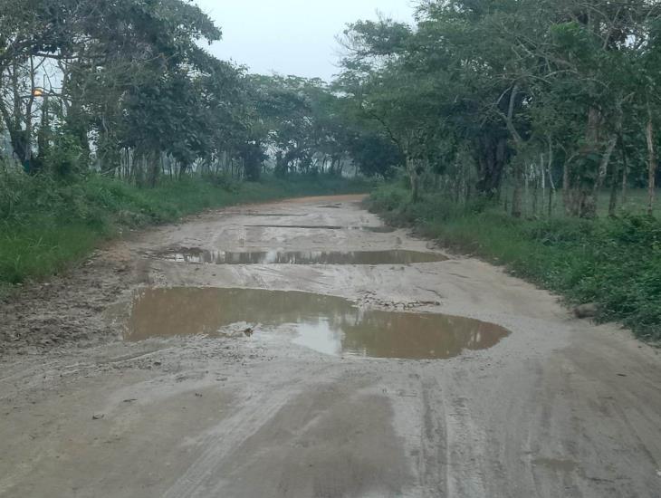 En área rural de Minatitlán, podrían bloquear paso a personal de Pemex si no arreglan caminos