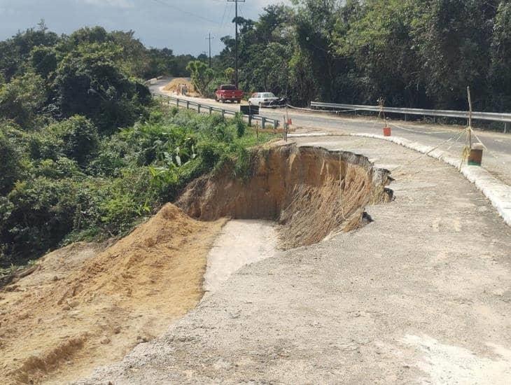 Camino a la cabecera municipal de Moloacán es afectado por deslaves