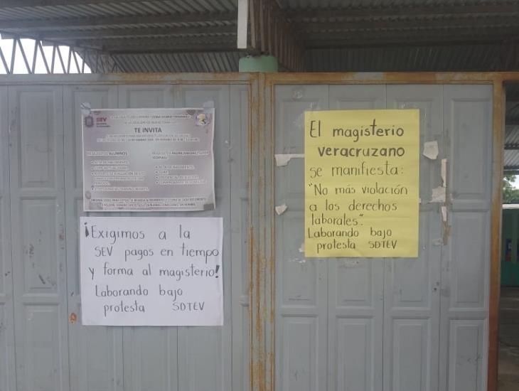 Maestros de primaria en Nuevo Teapa suspenden labores; exigen pago de prestaciones