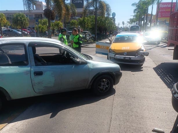 Taxi y auto protagonizan choque en calles de Córdoba (+ Video)